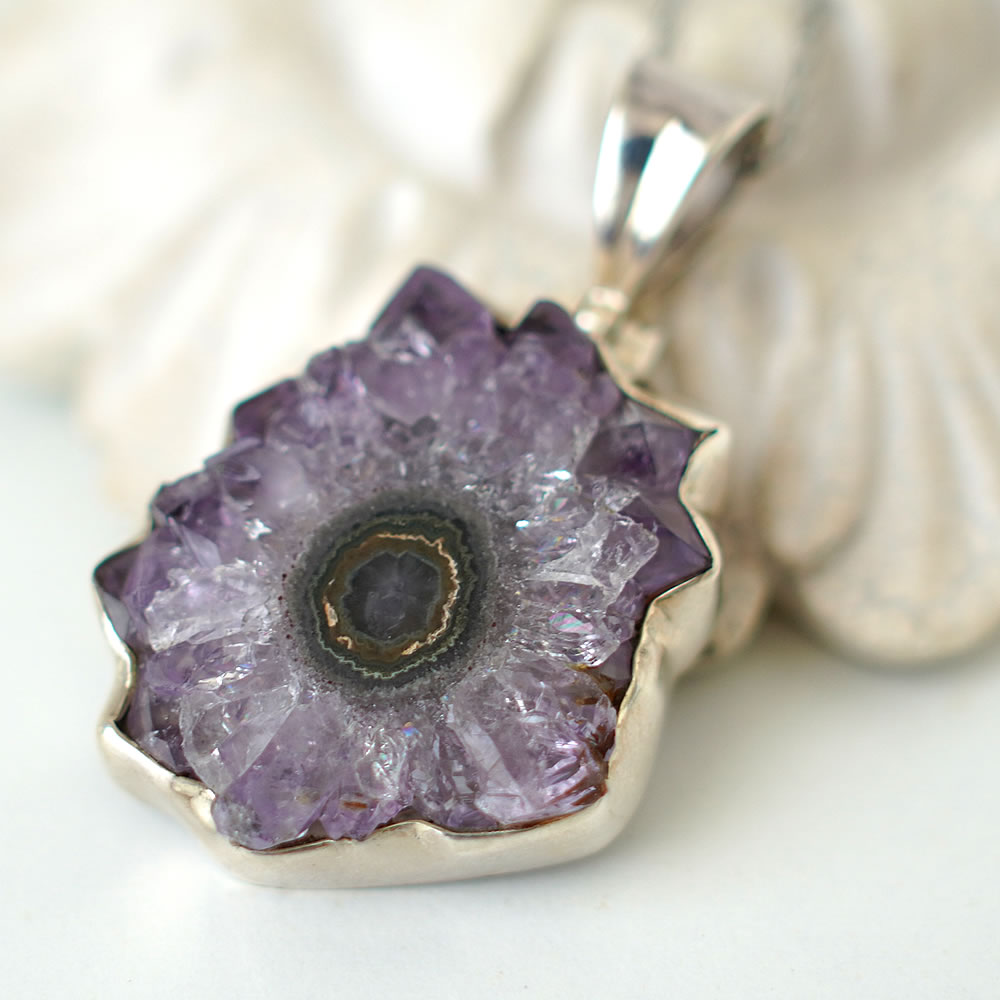 Ma Lina stone jewelryの【一点物/希少】アメジスト スライス ペンダント ネックレス スタラクタイト 鍾乳石 結晶 原石 紫水晶 天然石 パワーストーン 2月誕生石 癒し 安眠 精神安定 開運 お守り レディース メンズ ギフト｜アングル3