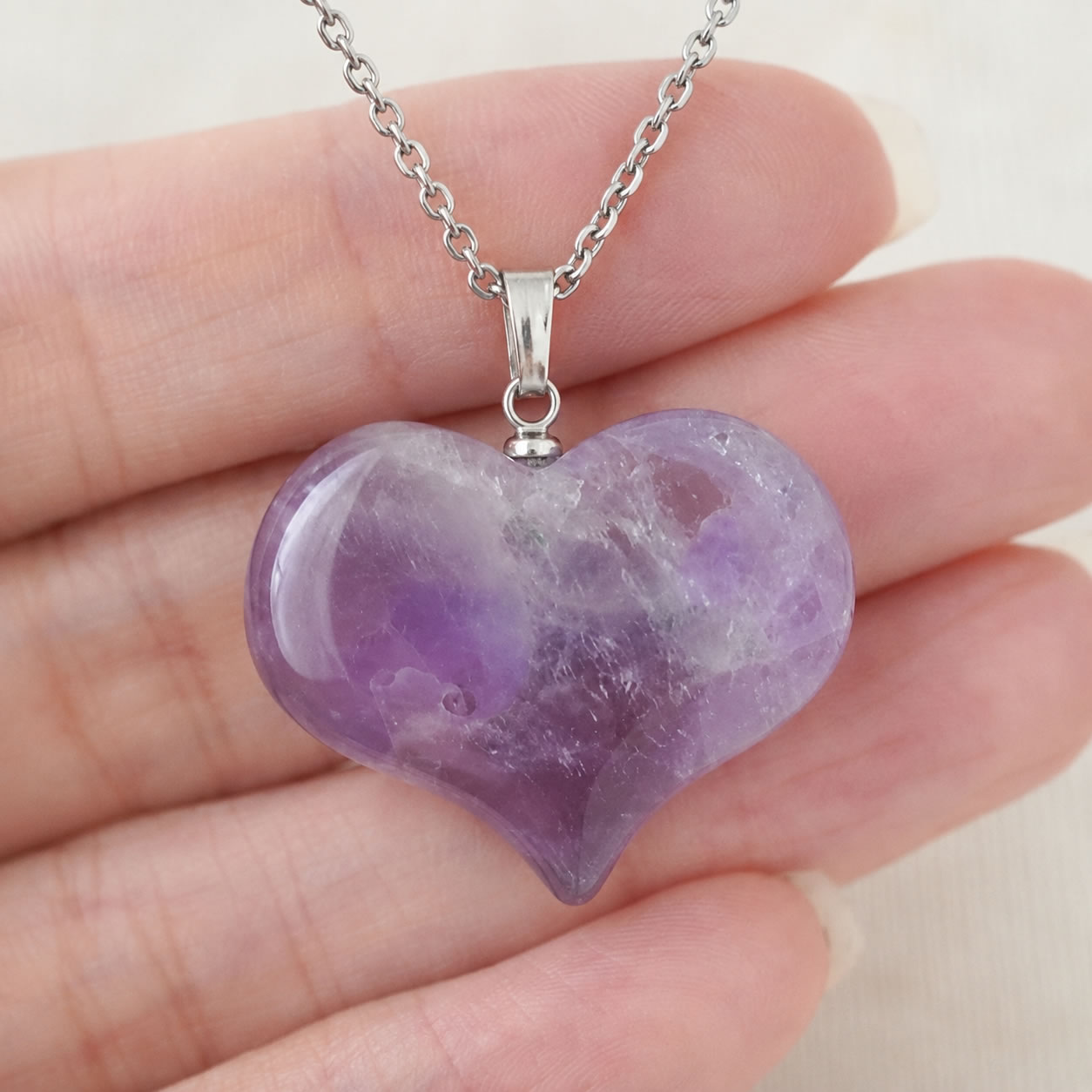Ma Lina stone jewelryのアメジスト ラベンダーアメジスト ハート ネックレス ペンダント 紫水晶 アメジスト ハート型 天然石 パワーストーン 2月誕生石 魔除け 厄除け 癒し 開運 お守り ぷっくり つけっぱなし レディース メンズ ギフトラッピング無料｜アングル2