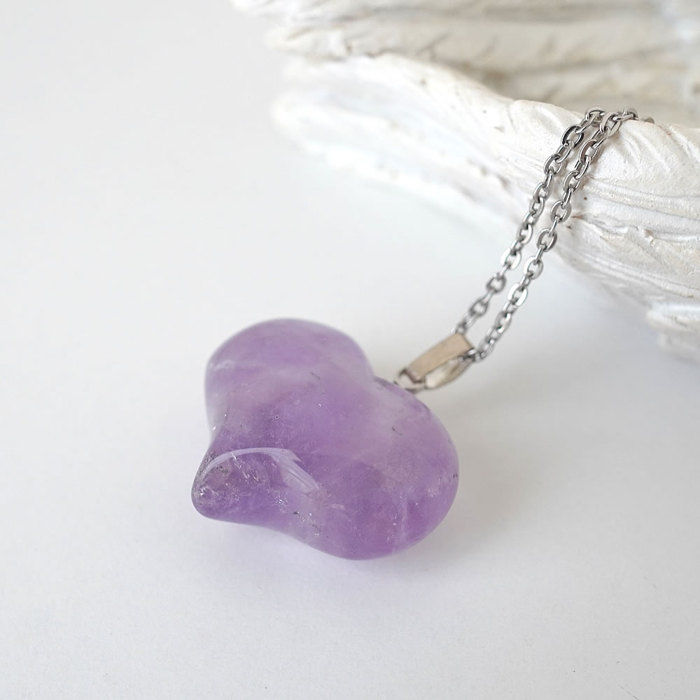 Ma Lina stone jewelryのアメジスト ラベンダーアメジスト ハート ネックレス ペンダント 紫水晶 アメジスト ハート型 天然石 パワーストーン 2月誕生石 魔除け 厄除け 癒し 開運 お守り ぷっくり つけっぱなし レディース メンズ ギフトラッピング無料｜アングル3