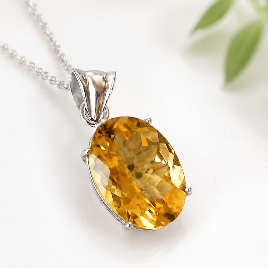 商品情報天然石シトリン（黄水晶）素材シルバー925サイズ約18×13×9mm （バチカン含まず）付属品ネックレスチェーン、ポーチ天然石製品について天然石製品の特徴として天然由来の傷やくぼみ、内包物やクラック等が含まれることがあります。多少の天然由来のイメージ違い等による返品・交換は出来かねますことをご了承ください。備考できる限り実際の商品の色合いに近づけておりますが、モニター環境の発色の具合により色合いが多少異なることがございます。【宝石質】シトリン ネックレス ペンダント ブラジル産 天然石 パワーストーン 開運 お守り 金運 幸運 11月誕生石 黄水晶 オーバル ファセット つけっぱなし SV925 レディース 上質な輝きをお届けする宝石質シトリンのペンダント ブラジル産の宝石質シトリンを使用したペンダントです。印象的なイエローカラーとファセットカットによる上質な輝きが特徴で、透明感のある美しさをお楽しみいただけます。11月の誕生石としても知られるシトリンは幸運を呼ぶ天然石です。財運をもたらす石ともいわれ、事業の成功や商売繁盛を促し、豊かな実りを与えると言われます。また、前向きな気持ちをそっと後押ししてくれるお守りとしても身につけていただけます。他の天然石もあわせてご覧下さい。▼シトリンの商品一覧はこちら▼金運・仕事運の天然石はこちら▼あなただけの一点物ペンダントはこちら 2