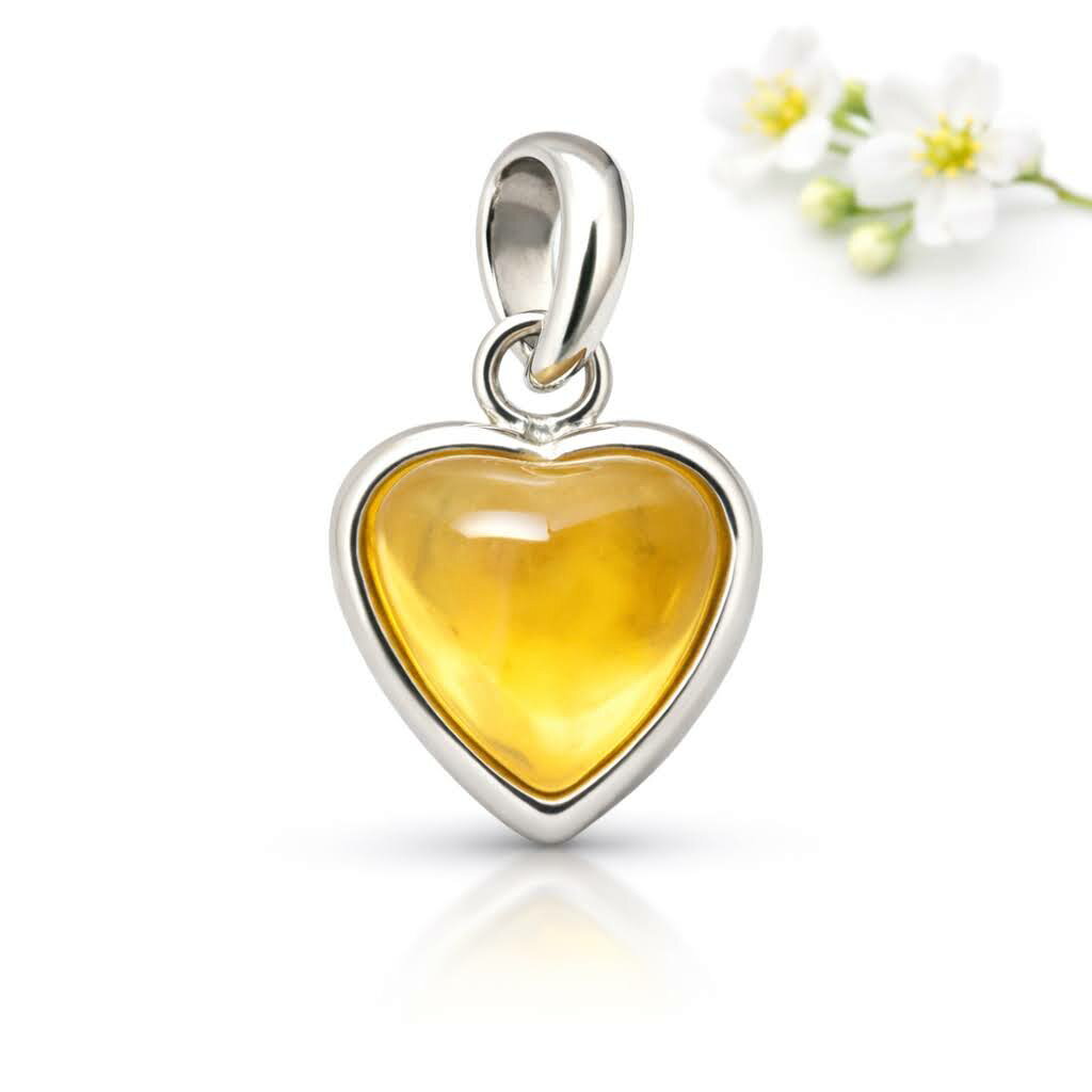 商品情報天然石シトリン（黄水晶）素材シルバー925サイズ約10×10×6mm （バチカン含まず）付属品ネックレスチェーン、ポーチ天然石製品について天然石製品の特徴として天然由来の傷やくぼみ、内包物やクラック等が含まれることがあります。多少の天然由来のイメージ違い等による返品・交換は出来かねますことをご了承ください。備考できる限り実際の商品の色合いに近づけておりますが、モニター環境の発色の具合により色合いが多少異なることがございます。シトリン AAAAA ペンダント ハート型 黄水晶 ブラジル産 ネックレス SV925 天然石 パワーストーン 11月の誕生石 ギフトラッピング無料 チェーン付き シトリン 黄水晶 ペンダント ネックレス 天然石 パワーストーン シルバー925 アクセサリー ステンレスチェーン ジュエリー ギフトラッピング無料 ブラジル産のシトリン（黄水晶）を使用したペンダントです。ぷっくりした小さなハート型のシトリンがとても可愛らしく、日常的に身につけていただけるお品です。シトリンは幸運を呼ぶ天然石です。周囲に人を集め、物事をスムーズに動かすパワーは、事業の成功や商売繁盛を促し、豊かな実りを与えると言われます。シトリンは希望や勇気を象徴する明るい太陽のエネルギーに溢れています。ネガティブな感情が消え、積極的で楽しく明るい人間関係を築けるようになるといわれます。 2
