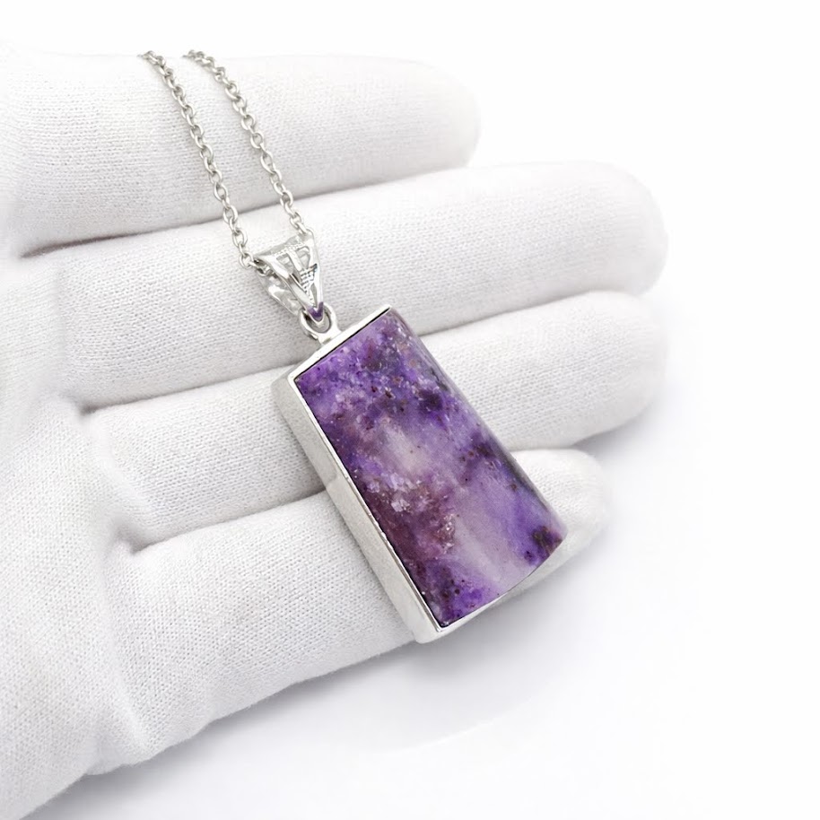 Ma Lina stone jewelryの【一点物/高品質】スギライト ネックレス ペンダント 南アフリカ産 天然石 パワーストーン 開運 お守り 魔除け 癒し ヒーリング 世界三大ヒーリングストーン ラベンダー 杉石 つけっぱなし SV925 レディース メンズ｜アングル2