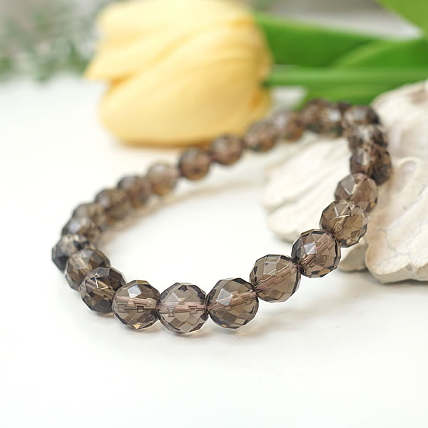 商品情報天然石スモーキークォーツ64面カット 約8mmサイズ内周：約14.0～19.0cm　【ご希望のサイズを選択してください】※サイズは玉の増減で調整します為、多少の誤差が生じることがございます。素材伸縮性のある繊維質のオペロンゴムを玉サ...