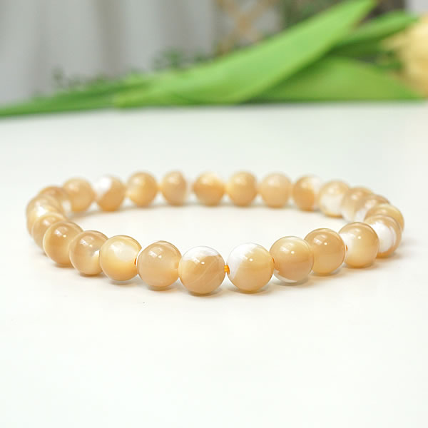 商品情報天然石マザーオブパール　約8mmサイズ内周：約14.0～19.0cm　【ご希望のサイズを選択してください】※サイズは玉の増減で調整します為、多少の誤差が生じることがございます。素材伸縮性のある繊維質のオペロンゴムを玉サイズに合わせて2重～4重で使用しています。ゴムは消耗品です。着用したままの入浴等は劣化原因となりますのでお控えください。付属品ポーチ天然石製品について天然石製品の特徴として天然由来の傷やくぼみ、内包物やクラック等が含まれることがあります。天然石の為、入荷時期等により色合いやサイズに個体差が生じる場合がございます。天然由来のイメージ違い等による返品・交換は出来かねますことをご了承ください。備考できる限り実際の商品の色合いに近づけておりますが、モニター環境の発色の具合により色合いが多少異なることがございます。マザーオブパール ベージュ 8mm ブレスレット 天然石 パワーストーン 白蝶貝 子育て 安産 恋愛 結婚 マザーオブパール 白蝶貝 天然石ブレスレット パワーストーンブレスレット アクセサリー ハンドメイド メンズ レディース ギフトラッピング無料 【こちらの商品はブレスレット完成品になります。】マザーオブパールは女性の魅力を高め、愛される力と周囲を思いやる効果があると言われるため、女性にとても人気のあるパワーストーンです。恋の出会いを呼び寄せ、良い縁を結ぶといわれています。恋愛の成就を願い幸せな結婚がしたい人の願いを叶え、幸福を与えてくれるといわれます。カップルや夫婦がこの石を持つと、新鮮な愛情を蘇らせてくれるともいわれます。また子育てや安産のお守りとしても人気です。 2