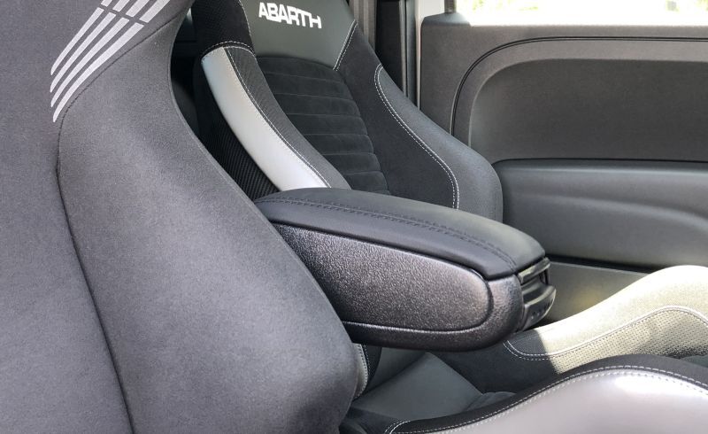 OMTECアームレスト　V1FIAT500(16~)ABARTH595(17/2~)/695(18/11~)