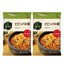 シャキシャキ食感の6種の豊かな野菜入り具材と、辛さとコクで食欲をそそる特製コチュジャンだれをセットにし、ご飯と混ぜるだけで簡単に韓国本場のビビンバを楽しめる製品です。フライパンで調理するとさらに本格的な味がお楽しみいただけます。●商品サイズ（cm）幅約14.5×奥行約1.5×高さ約22●内容量196g×2個●原材料野菜入り具材［野菜（大豆もやし（国産）、にんじん、緑豆もやし、きくらげ、ぜんまい、せり）、果糖ぶどう糖液糖、砂糖、植物油脂、食塩、ごま、しょうゆ、香辛料 ／ 酸味料］、コチュジャンだれ［コチュジャン、香味油、みそ、還元水あめ、食塩、砂糖、ごま油、魚介エキス、にんにく、魚醤、昆布エキス、酵母エキス、ポークエキス、ポークオイル、醸造酢、スルメパウダー、エビパウダー／調味料（アミノ酸等）、香辛料抽出物、甘味料（アセスルファムK）］、（一部にえび・小麦・いか・ごま・さけ・大豆・豚肉を含む） ●原産国日本○広告文責：e-net shop株式会社(03-6706-4521)○メーカー（製造）：CJ FOODS JAPAN○区分：日本製・一般食品（検索用：ビビゴ 韓国 ビビンバ 韓国料理 CJ 本場韓国 韓国食品 素 セット ビビンバ丼 4589897450885） あす楽対象商品に関するご案内 あす楽対象商品・対象地域に該当する場合はあす楽マークがご注文カゴ近くに表示されます。 詳細は注文カゴ近くにございます【配送方法と送料・あす楽利用条件を見る】よりご確認ください。 あす楽可能なお支払方法は【クレジットカード、代金引換、全額ポイント支払い】のみとなります。 下記の場合はあす楽対象外となります。 15点以上ご購入いただいた場合 時間指定がある場合 ご注文時備考欄にご記入がある場合 決済処理にお時間を頂戴する場合 郵便番号や住所に誤りがある場合 あす楽対象外の商品とご一緒にご注文いただいた場合