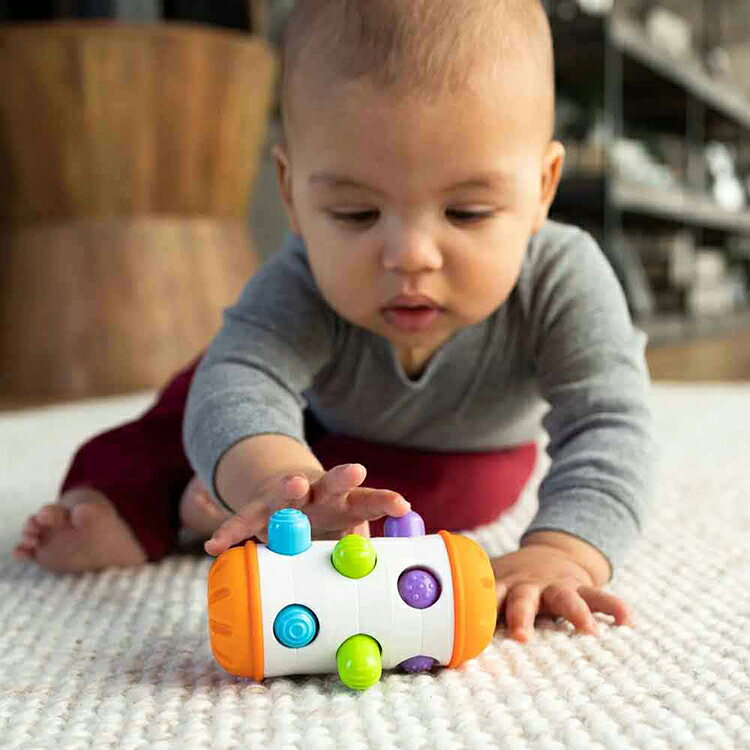 アメリカ発 知育玩具メーカー Fat Brain Toys（ファットブレイントイズ）社の「ロリオ（Rolio）」は高品質で丈夫な赤ちゃんおもちゃ！円筒状のかわいいおもちゃをコロコロ転がすとカタカタと音をたてながら転がる様子に、お子さまも思わずニッコリ♪水色と黄緑色と紫色の3色のペグが、コロコロ転がることで出たり入ったりを繰り返し、目でも楽しめるおもちゃです。ペグがあるので円筒状でも転がりすぎることがなく、楽しく遊べます。手で持って上下や左右に振るとペグが動き音を鳴らすので、ラトルとしても遊べます。ペグの先には3種類の模様が入っているので、指先で触れながら触感を楽しめます。コンパクトサイズなので持ち運びも便利。ご自宅はもちろん、外出先、ベビーカーや車の中など、いろいろな場所で活躍します。お誕生日や出産祝いなど、特別なプレゼントにもおすすめです。●商品サイズ（cm）幅約6×奥行約11×高さ約14.5●商品重量約0.13kg●対象年齢6カ月以上●注意事項保護者のもとで遊ばせてください。安全のため、破損、変形しているかどうか確認し、破損、変形したおもちゃは与えないでください。パッケージの写真と実際の商品は色や仕様が異なる場合がございます。パッケージは大切に保管してください。（検索用：おもちゃ 赤ちゃん ベビー 知育玩具 出産祝い ギフト 誕生日 指先知育 ラトル プレゼント 810074274319）最強翌日配送対象商品に関するご案内 最強翌日配送対象商品・対象地域に該当する場合は最強翌日配送マークがご注文カゴ近くに表示されます。 最強翌日配送可能なお支払方法は【クレジットカード、代金引換、全額ポイント支払い】のみとなります。 下記の場合は最強翌日配送対象外となります。 ・15点以上ご購入いただいた場合 ・時間指定がある場合 ・ご注文時備考欄にご記入がある場合 ・決済処理にお時間を頂戴する場合 ・郵便番号や住所に誤りがある場合 ・最強翌日配送対象外の商品とご一緒にご注文いただいた場合 ・お届け先住所文字数が40文字以上の場合＼おすすめ特集＆人気商品！／ 手口拭き ベビーゲート 哺乳瓶