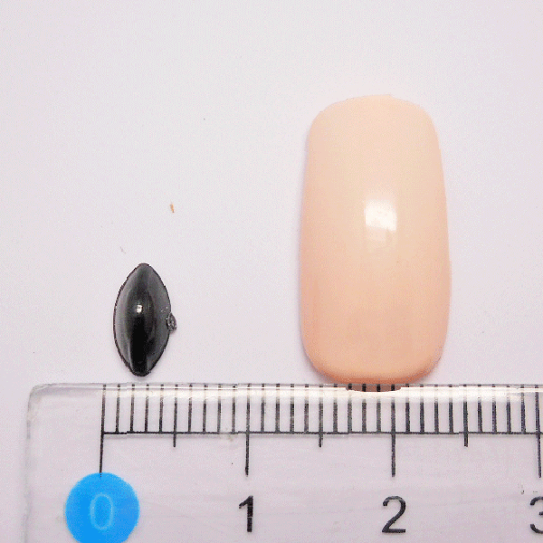 【メール便OK】リーフ型アクリルストーン　ブラック　4×8mm 20粒