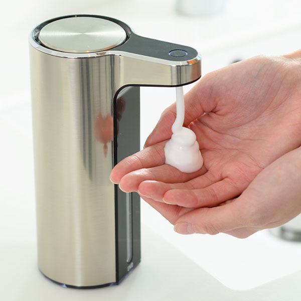 ソープディスペンサー 自動 液体 泡 充電式 おしゃれ 北欧 防水 250ml センサー式 アルコール ソープボトル ソープポンプ ハンドソープ 洗剤 インテリア雑貨 スリム 非接触 詰替 洗面所 キッチン 台所 玄関 ホワイト 白 シルバー( EKO アロマソープディスペンサー )