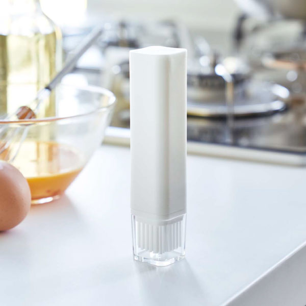 油引き おしゃれ シリコン刷毛 料理はけ towerシリーズ ヤマザキ 公式 新商品 油ひき 調理器具 蓋付き フライパン 鉄板 キッチン雑貨 北欧 yamazaki タワーシリーズ 新作 ホワイト ブラック 白 黒 スタイリッシュ コンパクト( フタ付き油引き タワー tower 山崎実業 ) mamachi-10005054 ママチー サンプル画像2