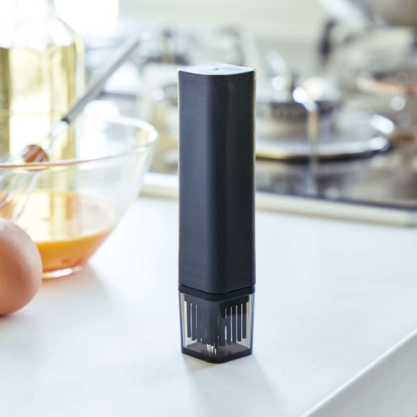 油引き おしゃれ シリコン刷毛 料理はけ towerシリーズ ヤマザキ 公式 新商品 油ひき 調理器具 蓋付き フライパン 鉄板 キッチン雑貨 北欧 yamazaki タワーシリーズ 新作 ホワイト ブラック 白 黒 スタイリッシュ コンパクト( フタ付き油引き タワー tower 山崎実業 ) mamachi-10005054 ママチー サンプル画像3