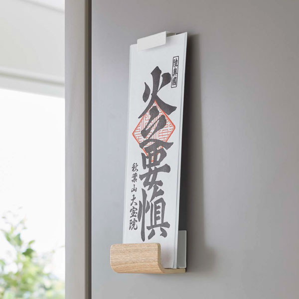 神札スタンド おしゃれ コンパクト ヤマザキ 公式 新商品 神札飾り 厄除け 火の用心 家内安全 玄関 キッチン インテリア雑貨 北欧 yamazaki 新作 木目調 モダン シンプル 省スペース 浮かせる収納 磁石付き 薄型( マグネット神札ホルダー リン シングル RIN 山崎実業 )
