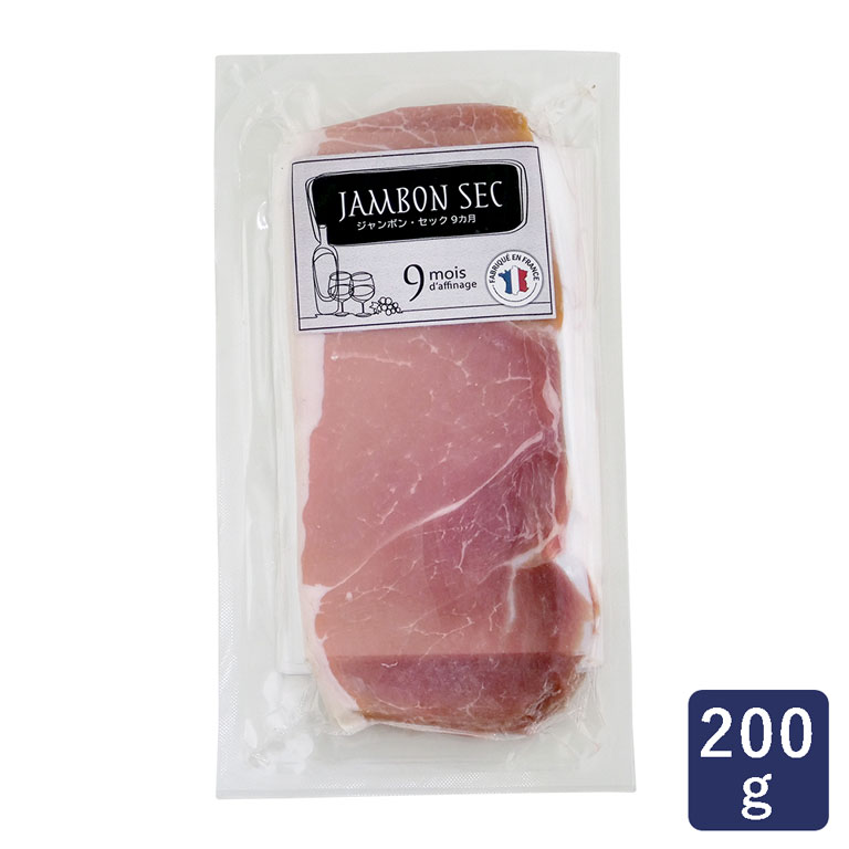 ■ただ今のお買い得アイテムはこちらからチェック！ 商品詳細 product 非加熱食肉製品 フランス中西部アヴェロン県で生産された豚もも肉と海塩だけを使い、9ヶ月熟成させた生ハムです。 肉本来の旨みとほどよい塩味が引き立つ、凝縮された味わいが楽しめます。 1枚ごとにシートが挟まれているので、生ハム同士が張り付くことなく、取り出しやすくなっています。 本品は冷凍品となり、解凍開封後にドリップ(汁気)が出てくる場合がございます。 美味しくお召し上がりいただくために、汁気をキッチンペーパー等で拭き取ってお使いください。 スライス厚：約0.9mm 1パック当りの枚数：約14枚 ※記載は目安です。前後する場合があります。 召し上がり方・利用方法 解凍後、一枚ずつはがして、そのままお召し上がりください。 ▼パンやお料理に♪肉加工品カタログ 購入前のご確認事項 ・賞味期限の目安：商品発送時、残り60日以上 ・配送方法：【冷凍】で同梱発送（ご注文商品によります） ・ご確認事項：※情報更新のタイミングによっては、商品ラベルに記載の内容と異なる場合があります。ご使用の際は、商品ラベルを十分にご確認の上、ご使用ください。気になる点がございましたら、メールにてお問い合わせをお願いします。 原材料、原産国 名称 生ハム（スライス） 原材料名 豚もも肉、食塩 水分活性 0.95未満 保存方法 -18℃以下で保存してください 原産国名 フランス 加工者 株式会社カルネボーナ 埼玉県川越市中台1丁目2-7 販売者 トップ・トレーディング株式会社 東京都千代田区岩本町3-3-6 使用上の注意 開封後はお早めにお召し上がりください。 商品表面に白い斑点が発生する場合がありますが、熟成期間中に生成されたアミノ酸類の結晶ですので品質には問題ありません。 バーコード 4940072004215 成分表示 栄養成分表示（100g当たり） 熱量 283kcal たんぱく質 29.7g 脂質 17.6g 炭水化物 1.4g 食塩相当量 4.3g （この表示値は、目安です。） この商品のアレルギー表示について 原材料に使用しているもの 特定原材料9品目は含まれておりません。 その他この商品についてのアレルギー情報 豚肉（その他原材料に使用しているもの） （2026年10月5日更新） ただ今のイチオシ