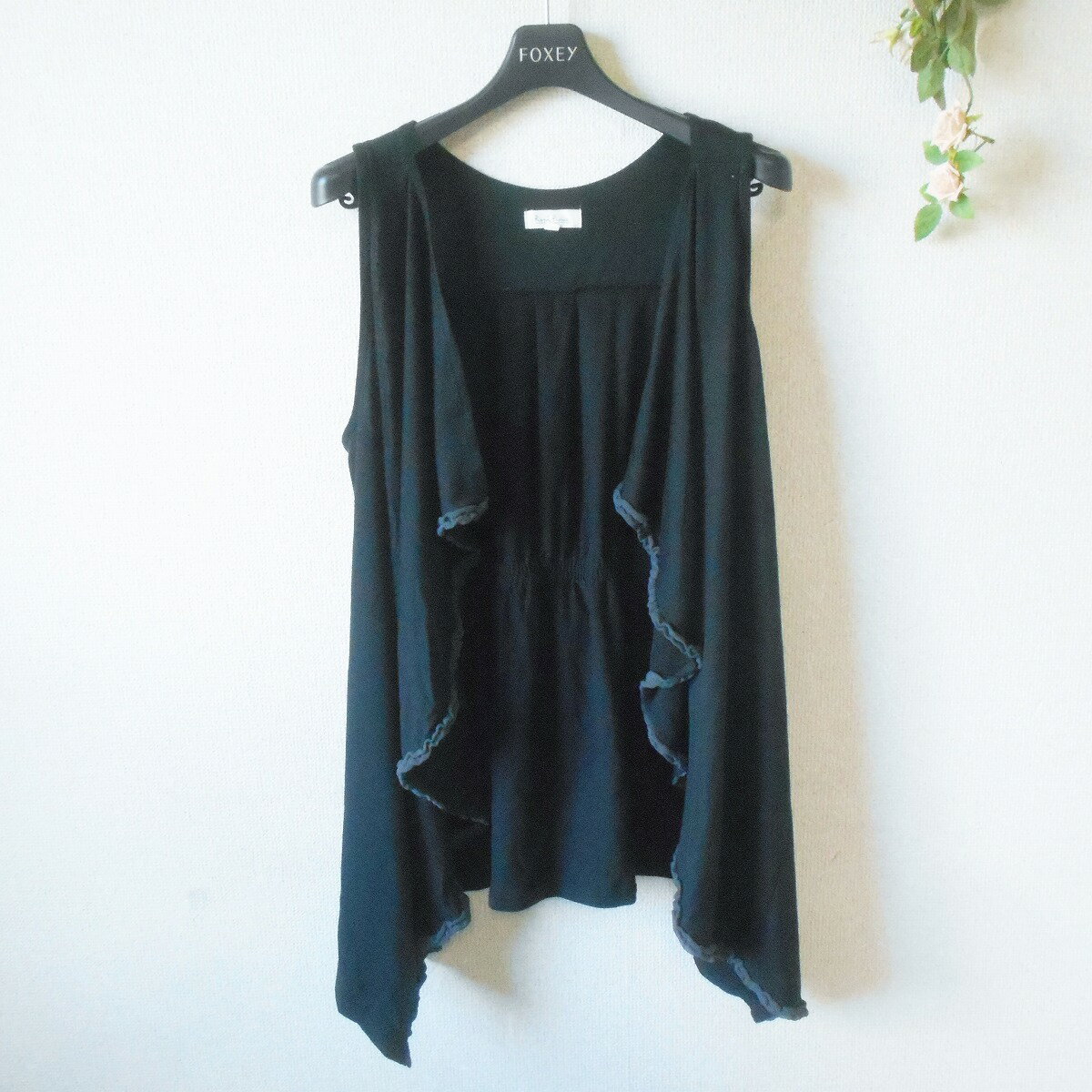 商品情報商品説明ロペピクニックのレディース用ベストになります。お色は黒色で、前の縁取りは濃いグレーのフリルになっています。ボタン等はなく、羽織っていただくデザインで、背中にひもリボンの付いた、とっても素敵なデザインです。ご不明な点はご遠慮な...