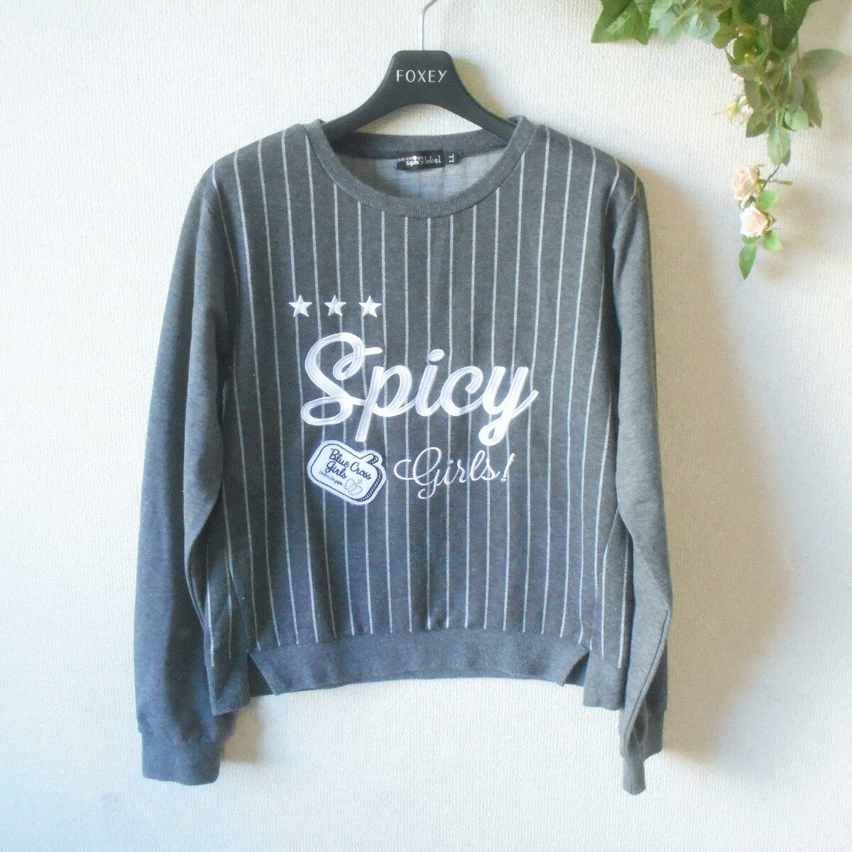 商品情報商品説明ご不明な点はご遠慮なくお問い合わせください。コンディション【状態】USED品です。普通に使用してできる使用感はあるとお考えください。目立ったシミ、キズ、汚れは見られません。まだまだ十分に使用していただける状態です。素材【素材】ポリエステル97％　ポリウレタン3％　袖部分　綿70％　ポリエステル30％リブ部分　綿97％　ポリウレタン3％サイズ【サイズ】LL【実寸】・身幅（脇下）＝47　・着丈（背中央）＝53　・肩幅＝40　・袖丈＝58＊実寸は平置きです。多少の誤差があるかもしれませんがご容赦ください。ご注意モニター発色の具合により色合いが異なる場合がございます。その他＊このお品は他モールでの販売もしております。売れた場合は売り切れとさせていただいておりますが、万が一入れ違いの場合はご了承ください。【中古】BLUE CROSS spicy label ブルークロス スパイシーレーベル 子供服 ジュニア 女の子 ガール トレーナー LL BLUE CROSS spicy label ブルークロス スパイシーレーベル ご不明な点はご遠慮なくお問い合わせください。 5