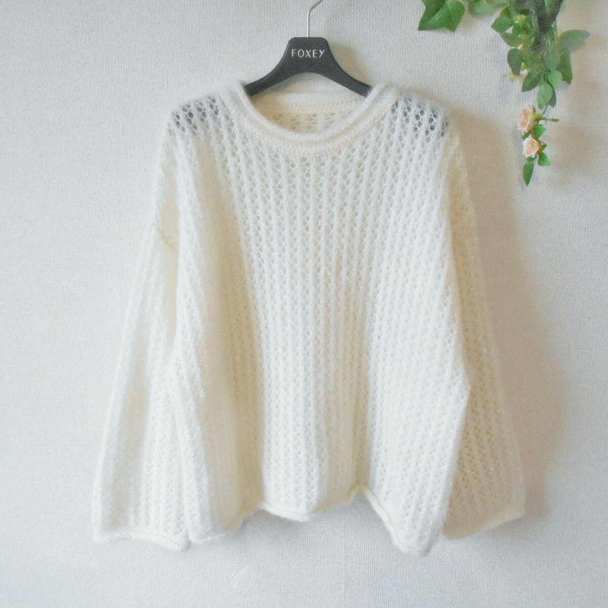 商品情報商品説明パレモストアのレディース用セーターになります。おお色はアイボリー系のラメ入りで秋冬を中心に着ていただけるお品です。ご不明な点はご遠慮なくお問い合わせください。コンディション【状態】USED品です。とくに目立ったシミ、汚れ、キズは見当たりません。USED品としては、きれいな良い状態です。素材【素材】ポリエステル100％（スリット糸使用）サイズ【サイズ】M　タグ表記＝バスト79〜87　身長154〜162【実寸】・身幅（脇下）＝69　・着丈（背中央）＝62　・肩幅＝64　・袖丈＝49＊実寸は平置きです。多少の誤差があるかもしれませんがご容赦ください。ご注意モニター発色の具合により色合いが異なる場合がございます。その他＊このお品は他モールでの販売もしております。売れた場合は売り切れとさせていただいておりますが、万が一入れ違いの場合はご了承ください。【中古】パレモストア PALEMO STORE セーター M レディース ニット 秋 冬 ラメ 入り パレモストア PALEMO STORE パレモストアのレディース用セーターになります。おお色はアイボリー系のラメ入りで秋冬を中心に着ていただけるお品です。ご不明な点はご遠慮なくお問い合わせください。 5