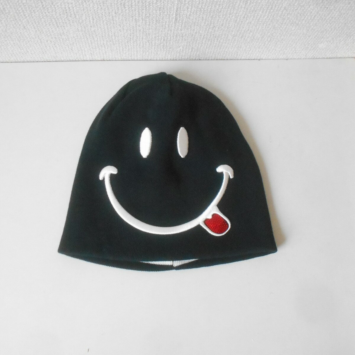 商品情報商品説明ダンスウィズドラゴンの帽子になります。リバーシブルの2WAYで秋冬春の3シーズン使用可能です。ご不明な点はご遠慮なくお問い合わせください。コンディション【状態】USED品です。とくに目立ったシミ、汚れ、キズは見当たりません。USED品としては、きれいな良い状態です。素材【素材】表記無しサイズ【サイズ】表記なし【実寸】高さ（深さ）＝22 幅＝24＊実寸は平置きです。多少の誤差があるかもしれませんがご容赦ください。ご注意モニター発色の具合により色合いが異なる場合がございます。その他＊このお品は他モールでの販売もしております。売れた場合は売り切れとさせていただいておりますが、万が一入れ違いの場合はご了承ください。【中古】DANCE WITH DRAGON ダンスウィズドラゴン 2way リバーシブル ニット帽 レディース 秋 冬 春 刺繍 DANCE WITH DRAGON ダンスウィズドラゴン 2way ダンスウィズドラゴンの帽子になります。リバーシブルの2WAYで秋冬春の3シーズン使用可能です。ご不明な点はご遠慮なくお問い合わせください。 5