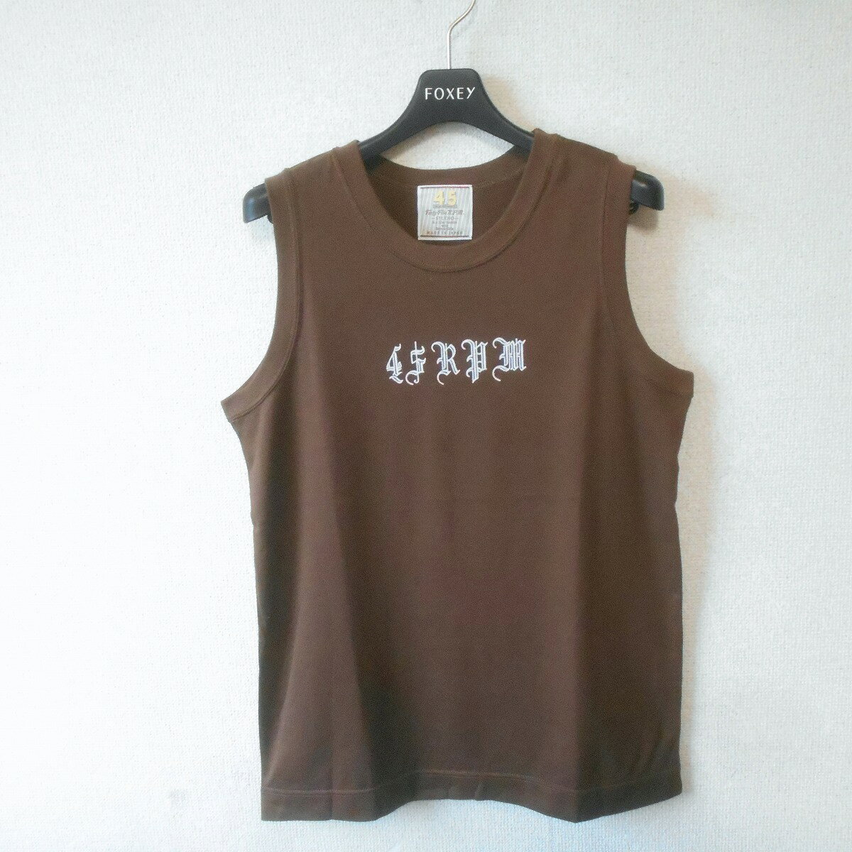 商品情報商品説明45RPMのノースリーブカットソーになります。お色はブラウン系ベースで夏を中心に着ていただけるお品です。男女兼用で使用していただけるお品です。ご不明な点はご遠慮なくお問い合わせください。コンディション【状態】USED品です。とくに目立ったシミ、汚れ、キズは見当たりません。USED品としては、きれいな良い状態です。素材【素材】綿100％サイズ【サイズ】表記なし【実寸】・身幅（脇下）＝46　・着丈（背中央）＝64＊実寸は平置きです。多少の誤差があるかもしれませんがご容赦ください。ご注意モニター発色の具合により色合いが異なる場合がございます。その他＊このお品は他モールでの販売もしております。売れた場合は売り切れとさせていただいておりますが、万が一入れ違いの場合はご了承ください。【中古】フォーティーファイブアールピーエム 45rpm ノースリーブ カットソー 夏 日本製 男女兼用 茶 フォーティーファイブアールピーエム 45rpm 45RPMのノースリーブカットソーになります。お色はブラウン系ベースで夏を中心に着ていただけるお品です。男女兼用で使用していただけるお品です。ご不明な点はご遠慮なくお問い合わせください。 5