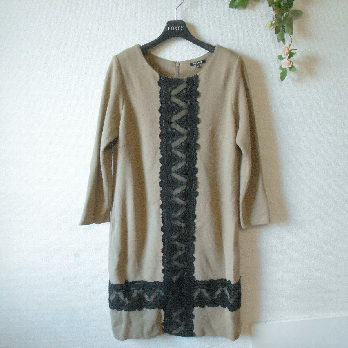 商品情報商品説明ドゥクラッセのワンピースになります。お色はベージュ系で、レース部分は黒色になります。秋冬向きの膝丈で、レースには刺繍も入った、とっても素敵なデザインです。ご不明な点はご遠慮なくお問い合わせください。コンディション【状態】US...