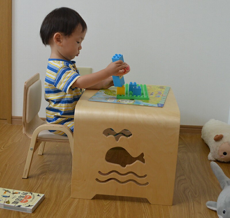 「組立不要」わけあり！MAMENCHI サイズ大き目な子供用木製テーブル クジラ ナチュラル 組立不要で届いてからすぐに使用ができます。（サイズ：長60×幅38×高さ35cm)テーブルセット子供机 ファースト家具 学習デスク 木製テーブル 机 幼児机　キッズテーブル