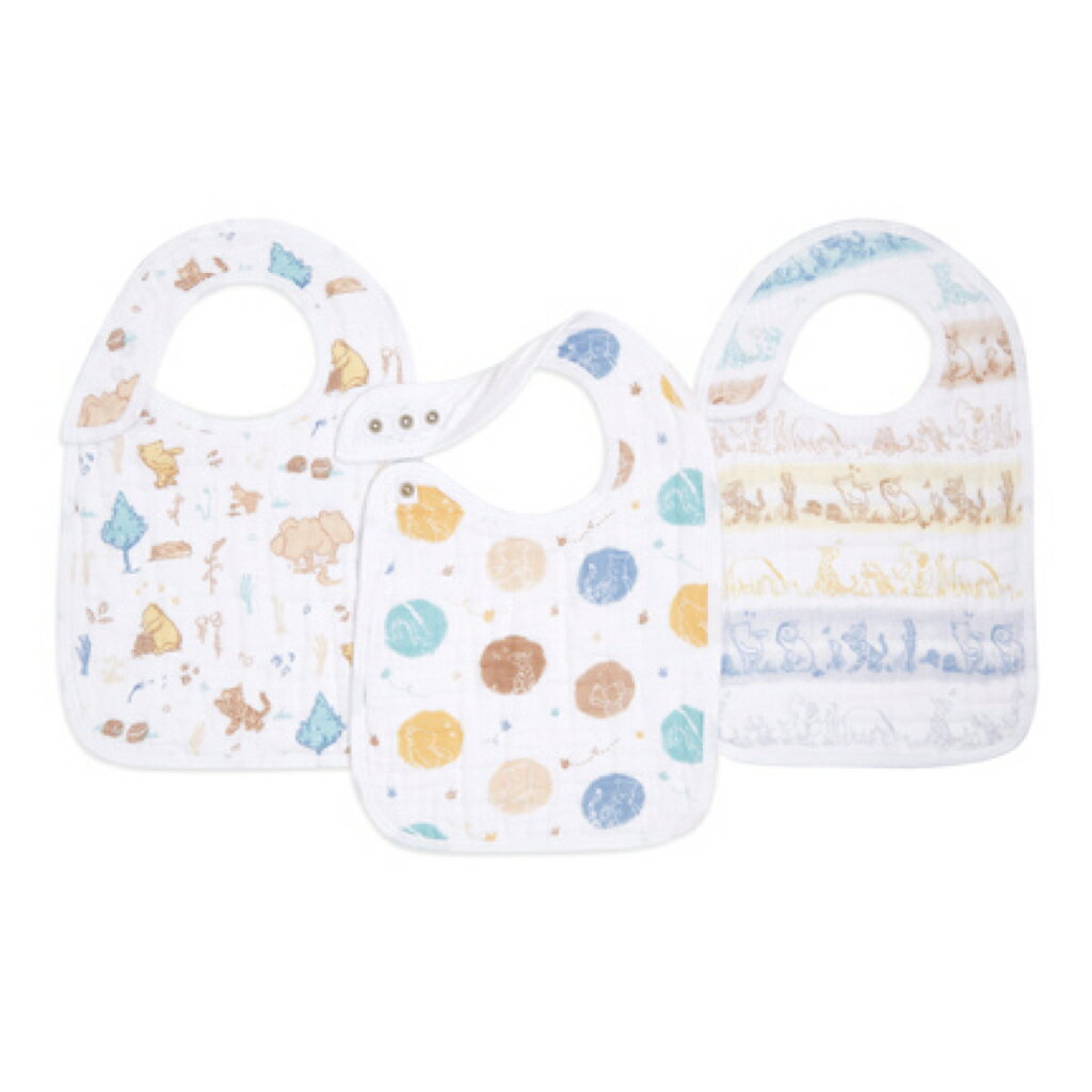 【Muslin snap bibs : 3-Pack】 モスリンコットン100%　モスリンスナップビブズ 3枚入り ■種類■ winnie in the woods 3-pack classic snap bibs 中世のバングラデシュで生まれたといわれているモスリンコットンは織目が細かく通気がよい素材です。 肌ざわりが非常によく、柔らかいながらも丈夫な最高級の織物の一つです。 エイデンアンドアネイは、長い歴史のあるモスリンを使用することで「赤ちゃんに安心と快適さをもたらし、育児をシンプルにできる」と信じています。 使うほどにやわらかくなります ■スワドル（おくるみ）の使い方■ それぞれの赤ちゃんに個性があるのはもちろんですが、おくるみの中にいる時に赤ちゃんが感じる居心地のよさや安心感は、世界共通のものです。 おくるみの使い方はシンプルで、4ステップで簡単におくるみを巻くことができます。最初のうちは、少し時間がかかるかもしれませんが、慣れるとテクニックを習得するのも簡単です。 おくるみの巻き方に「正しい巻き方」はありません。赤ちゃんとママ・パパにとって安定した習慣を積み上げることが大切です。 ★★並行輸入品・非正規品にご注意ください！★★■エイデンアンドアネイについて エイデンアンドアネイはニューヨーク発、ベビーのためにママ、レーガンが設立したモスリンコットン製のおくるみブランドです。 使うほどに柔らかくお肌になじむモスリンコットンは赤ちゃんに安心してご利用いただけます。 おくるみだけではなくスタイ、ブランケット、スリーパー、ウォッシュクロス、タオルまで幅広いラインナップがあります。 ■おくるみのラインナップ おくるみの習慣は紀元前までさかのぼり、その習慣は今日まで受け継げられています。 通気のよい布を使うことにより熱がこもらず包め、大きめサイズなので使い勝手も抜群です。 生地の種類は【モスリンコットン100％】、竹繊維を使ったレーヨン素材の【シルキーソフト】、【オーガニックモスリンコットン】です 【モスリンコットン】 中世のバングラデシュで生まれたといわれているモスリンコットンは織目が細かく通気がよい素材です。肌ざわりが非常によく、柔らかいながらも丈夫な最高級の織物の一つです。 エイデンアンドアネイは、長い歴史のあるモスリンを使用することで「赤ちゃんに安心と快適さをもたらし、育児をシンプルにできる」と信じています。 通気がよく快適で赤ちゃんのお肌にも安心。軽くて柔らかいモスリンは通気がよいので、赤ちゃんを適度な温度に保つことができます。 使えば使うほどお肌になじみます。モスリンコットンは丈夫で洗濯機で洗える素材なので、お洗濯の多いベビー用品には最適です。洗うたびに柔らかくなり、肌ざわりが良いという特性があります。 赤ちゃんを心地よく包み込みます。繊細で丈夫な織り目のモスリンは適度な伸縮性も持ち合わせているので、赤ちゃんを締め付け過ぎず、ほどよい強さで包むことができます。 ▼お洗濯 　通常のお洗濯物と同様、一般的な洗濯洗剤や柔軟剤を使用して洗濯機で洗っていただけます。 製品によって色落ち・色移りすることがありますのでご注意ください。ご使用の前に一度、洗濯することをおすすめします。 一緒に洗濯するものによっては、ほつれ・やぶれ等の恐れがありますので、ネットに入れていただくことをおすすめします。 タンブラー乾燥はお避けください。アイロンがけは不可です。 【シルキーソフト】 シルキーソフトは竹繊維が原料のレーヨン100%で作られた素材です。シルクのような、サラリとして滑らか肌ざわりが特長で、赤ちゃんも快適に過ごすことができます。 また丈夫なモスリン織ですのでモスリンコットンと同様に通気性がよく伸縮性もあります。また洗濯機で洗うことができ、いつでも清潔に保てます。 ▼お洗濯 通常のお洗濯物と同様、一般的な洗濯洗剤や柔軟剤を使用して洗濯機で洗っていただけます。 製品によって色落ち・色移りすることがありますのでご注意ください。ご使用の前に一度、洗濯することをおすすめします。 一緒に洗濯するものによっては、ほつれ・やぶれ等の恐れがありますので、ネットに入れていただくことをおすすめします。 タンブラー乾燥はお避けください。アイロンがけは不可です。 　※注意※モスリンコットンより繊細な素材ですので、お取り扱いの際はご注意ください。 【オーガニックモスリンコットン】 環境にやさしいオーガニックコットンを原料に作られた生地です。 クラシックのモスリンコットンと同じように、ふんわり柔らかな肌ざわりです。こだわり派のあなたにぴったりな生地です。 オーガニックコットンもモスリン織です。 ▼お洗濯 通常のお洗濯物と同様、一般的な洗濯洗剤や柔軟剤を使用して洗濯機で洗っていただけます。 製品によって色落ち・色移りすることがありますのでご注意ください。ご使用の前に一度、洗濯することをおすすめします。 一緒に洗濯するものによっては、ほつれ・やぶれ等の恐れがありますので、ネットに入れていただくことをおすすめします。 タンブラー乾燥はお避けください。アイロンがけは不可です。 ★★並行輸入品・非正規品にご注意ください！★★