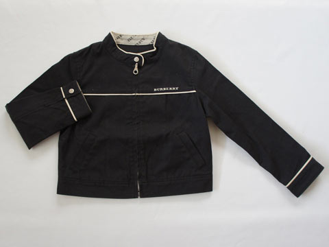 バーバリー ロンドン burberry london アウトレット 子供服 男の子 120cm 長袖 薄手 ブルゾン ジャンパー 黒 春 夏 ★4 アウター ボーイズ 男児 キッズ 【中古】 ユーズド リサイクル 古着 子ども服 こども状態★ランクはこちら特徴数回着用程度の綺麗な印象のお品。お色は黒、やや白っぽいお色。綿100%。薄手ですが、ハリのある素材。春夏用。裏地は付いていません。身幅約35cm、肩幅約30cm、着丈約38cm、袖丈約42cm。ブランドタグ、バーバリーロンドンとなっています。三陽商会製。その他のアイテムはこちらからバーバリー チルドレン BURBERRY ロンドン キッズ ベビー 子供服 TOP リサイクル ブランド 子供服 子ども服 こども服 中古 ユーズド USED アウトレット 古着 子供 キッズ ベビー ジュニア 子ども 子供 女児 女の子 男児 男の子 服 こども おしゃれ オシャレ かわいい 可愛い 全国 発送 全国発送 配送 全国配送 子供用 manamana MANAMANA 子供服 マナマナ 子供服マナマナ ポイント消化 ポイント クーポン 楽天 楽天店 買い回り 買いまわり お得