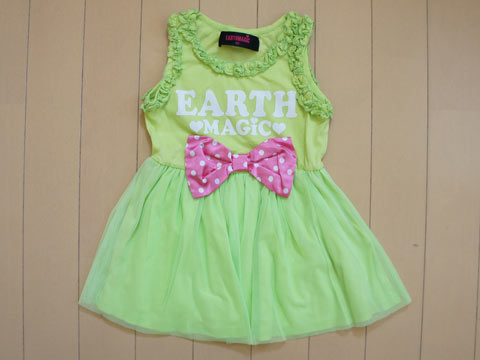 アースマジック earth magic アウトレット 子供服 女の子 90cm ベビー服 ワンピース 黄緑 ノースリーブ 春 夏 ★3 ガールズ 女児 キッズ ベビー 【中古】 ユーズド リサイクル 古着 子ども服 こども状態★ランクはこちら特徴お色は黄緑。指定外繊維(リヨセル)70%、綿30%のカットソー素材。Tシャツ地よりやや厚地程度の素材。切り替えしより下部分は二枚仕立てになっていて、上側はナイロン80%、ポリウレタン20%のチュール風のネット素材。後ろのハートのアップリケ部分、ポリウレタン100%。天使の羽部分や前中心のリボン部分等はサテン地でポリエステル100%のようです。全体に少々毛羽立ちと色褪せ感あり。前のロゴ、大きなプリント特有の細かなひび割れ、ほんの少々あり。身幅胸の辺りで約25cm、着丈約41cm。ワンピースだと思いますが、レギンスやスパッツなどと重ね着するとかわいいデザインだと思います。その他のアイテムはこちらからアースマジック など 子供服 TOP リサイクル ブランド 子供服 子ども服 こども服 中古 ユーズド USED アウトレット 古着 子供 キッズ ベビー ジュニア 子ども 子供 女児 女の子 男児 男の子 服 こども おしゃれ オシャレ かわいい 可愛い 全国 発送 全国発送 配送 全国配送 子供用 manamana MANAMANA 子供服 マナマナ 子供服マナマナ ポイント消化 ポイント クーポン 楽天 楽天店 買い回り 買いまわり お得