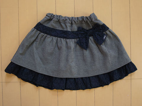 [最大1000 円OFFクーポン 対象]ファミリア familiar アウトレット 子供服 女の子 100cm スカート グレー 紺 リボン 春 夏 秋 ★4 ボトムス ガールズ 女児 キッズ 【中古】 ユーズド リサイクル 古着 子ども服 こども