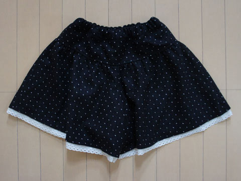 ★5 新品 未使用 リンジィ lindsay アウトレット 子供服 女の子 M 150cm キュロット スカート 黒 水玉 白 秋 冬 ボトムス 冬服 ガールズ 女児 キッズ ジュニア 【中古】 ユーズド リサイクル 古着 子ども服 こども状態★ランクはこちら特徴タグ付き新品。お色は黒に白の水玉です。表地ポリエステル90%レーヨン10%の毛羽立ち感のあるウールのようにも見える秋冬用。総裏付きで裏地はポリエステル100%。裾のレースは綿100%。ウエストはアジャスターゴムで調節可能、最大約66cm、スカート丈約40cm。メーカー希望小売価格6300円のお品。その他のアイテムはこちらからラブトキシック　リンジィ　Lindsay ナルミヤ系　キッズ　ジュニア　子供服　TOPへ リサイクル ブランド 子供服 子ども服 こども服 中古 ユーズド USED アウトレット 古着 子供 キッズ ベビー ジュニア 子ども 子供 女児 女の子 男児 男の子 服 こども おしゃれ オシャレ かわいい 可愛い 全国 発送 全国発送 配送 全国配送 子供用 manamana MANAMANA 子供服 マナマナ 子供服マナマナ ポイント消化 ポイント クーポン 楽天 楽天店 買い回り 買いまわり お得