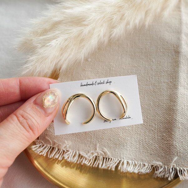 【ニュアンスフープピアス】ゴールドフープ デザインフープピアス オフィスカジュアル シンプルフープピアス ニュアンスフレーム トレンド 個性的 ハーフムーン