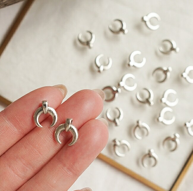 【シルバームーンチャーム/10個】ハンドメイド 資材 材料 diy DIY ハンドメイドパーツ ピアス制作 ピアスパーツ ハンドメイド資材