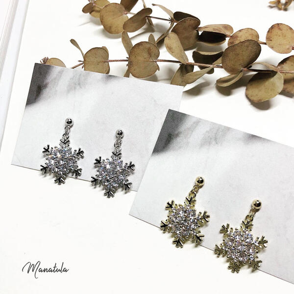 樂天商城 - 【雪の結晶チャームピアス 】結晶ピアス 雪モチーフ 結晶チャーム 冬ピアス 雪アクセサリー