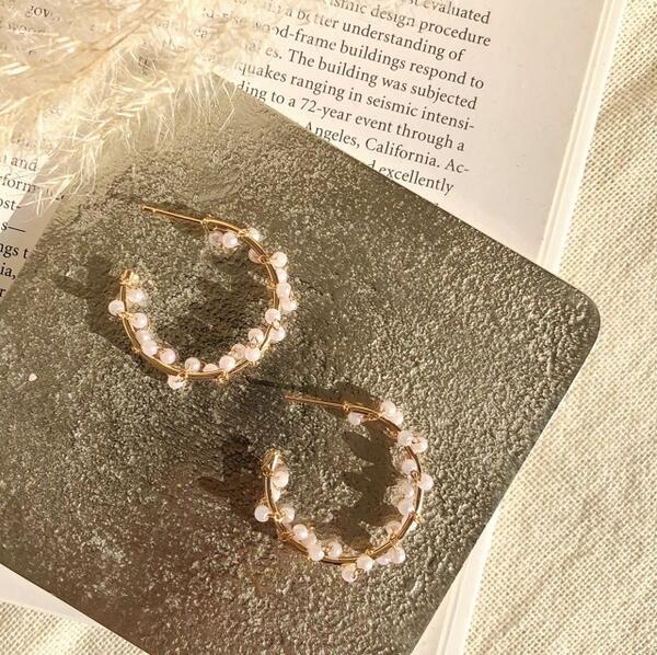 樂天商城 - 【パール＆ひねりフープピアス】パールピアス フープピアス ボリュームピアス 結婚式 二次会 パールアクセサリー お呼ばれ パーティーピアス パーティーアクセサリー