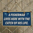 メタルサイン A FISHERMAN LIVES HERE WITH THE CATCH OF HIS LIFE 吊り下げ式 ヴィンテージ調看板 13cm×25.5cm ■ 釣り フィッシング ブリキ看板 壁掛け ガレージ ブルー ホワイト