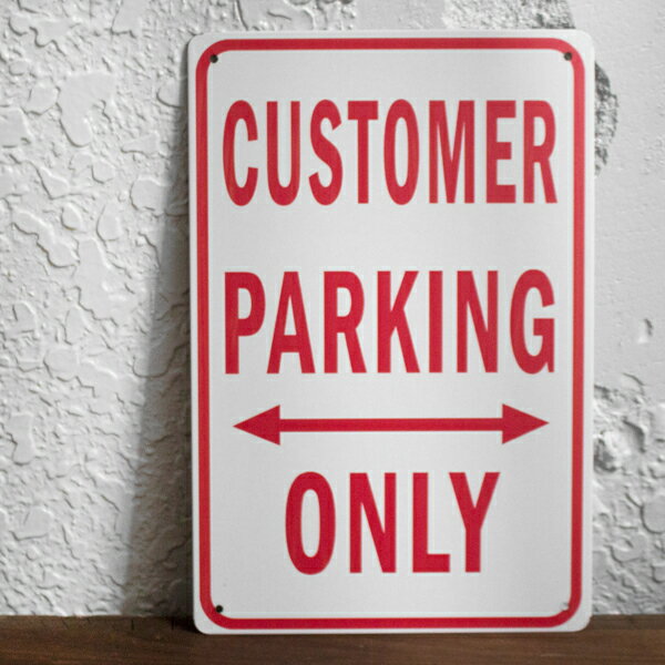 “Customer Parking Only（お客様専用駐車場）” メタルサイン（ティンサイン）30cm×20cm ■ パーキング インテリア 雑貨 ガレージ 壁掛け 人気 おしゃれ