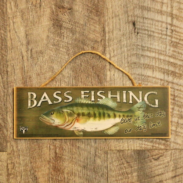 【商品詳細】 "BASS FISHING" "Give us this day, our daily limit."！ 吊り紐付き バスフィッシング 木製看板 リアルなバスのイラストが大きく中央に描かれ、その周囲にテキストがデザインされた木製プレート。ビンテージ調の色落とし目の風合いが雰囲気を出しています。 お部屋やガレージのインテリアに、ショップのディスプレイとしてもオススメです！ 【商品詳細】 ・サイズ(約)：縦10cm×横30cm 【関連商品】 ■他のバス関連アイテムはコチラ！ ■他の看板はコチラ！ 【ブリキ看板の注意事項】 ※新品未使用品ですが、薄い磨き傷が有る場合がございます。 ※写真と実物の色合いが異なっている場合がございます。 【注意事項】 輸入品を含む一部の商品は検品のため開梱させて頂く場合がございます。また、新品であってもパッケージや本体に細かな傷や汚れがある場合がございますので、ご了承のうえお買い上げ頂きますようお願い致します。これらの傷は海外輸送時やアンティーク品のためについたものであり、不良品や中古品ではありませんのでご安心下さい。