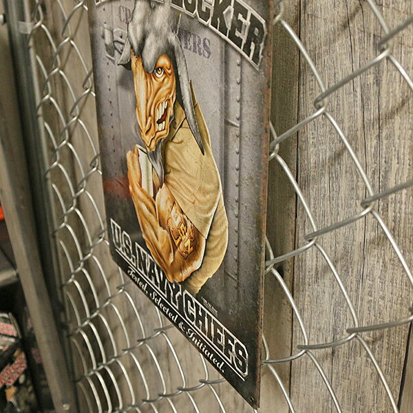 メタルサイン "Welcome to THE GOAT LOCKER.U.S. NAVY CHIEFS" USN ゴートロッカー U.S. ネイビーチーフ 看板 37cm×29cm アメリカ製 ■ ヘビースチールサイン サインプレート ビンテージ調 米軍 海軍 ラウンジ [2]