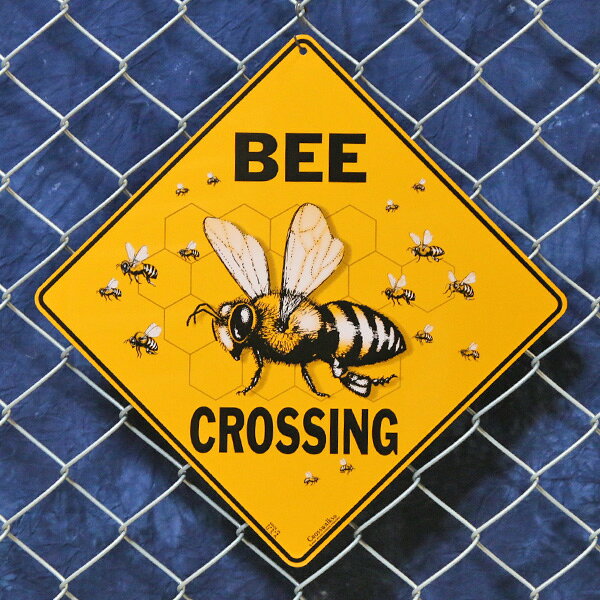 メタルサイン "BEE CROSSING" 蜂横断中縦42cm×横42cm アメリカ製 ■ ハチ ミツバチ 注意 インテリア アルミ 看板 アメリカ雑貨 壁掛け ショップ ガレージの商品画像 2