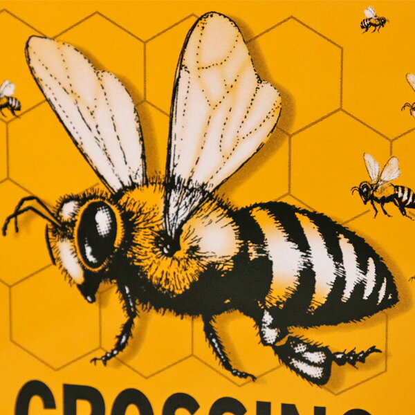 メタルサイン "BEE CROSSING" 蜂横断中縦42cm×横42cm アメリカ製 ■ ハチ ミツバチ 注意 インテリア アルミ 看板 アメリカ雑貨 壁掛け ショップ ガレージの商品画像 3