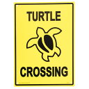 プラスチックサイン "TURTLE CROSSING" ウミガメ横断 縦35.5cm×横25.5cm ■ タートル クロッシング 亀 カメ 横断中 通ります 注意 インテリア 看板 アメリカ雑貨 壁掛け ショップ ガレージ