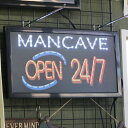 【商品詳細】 「男の隠れ家」を表すMANCAVE。「男の隠れ家は1日24時間・週7日、休みなしで開いているぜ！」の意味のLED看板です。電源をONにすると赤・白のLEDが点灯し、OPENの周りにある青色のLEDが点滅します。遊び心を持つ大人...