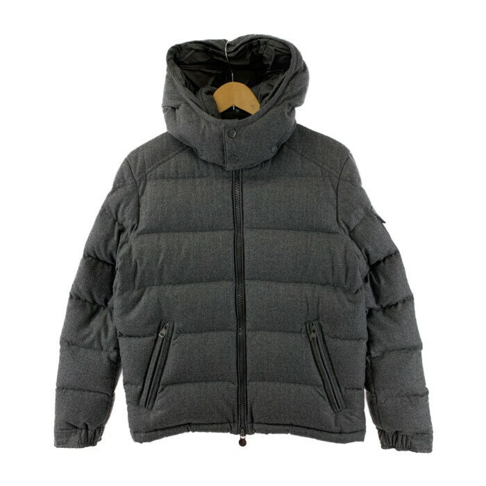 【美中古品】【メンズ】MONCLER モンクレール MONTGENEVRE GIUBBOTTO モンジュネーブル メンズ ダウンジャケット ワッペン トップス アウター ジャケット ブランド 古着 サイズ：2 カラー：グレー 灰 万代Net店