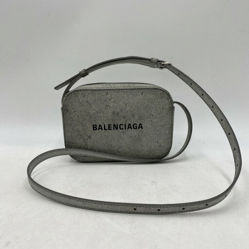 【中古】【レディース】BALENCIAGA EVERYDAY Shoulder Bag 552372 バレンシアガ エブリデイ ショルダーバッグ カメラバッグ 鞄 カバン サイズ:約12×17.5×5.5cm カラー:メタリックシルバー 万代Net店 180-240122-ay-01-izu 【中古】【レディース】BALENCIAGA EVERYDAY Shoulder Bag 552372 バレンシアガ エブリデイ ショルダーバッグ カメラバッグ 鞄 カバン サイズ:約12×17.5×5.5cm カラー:メタリックシルバー 万代Net店 180-240122-ay-01-izu