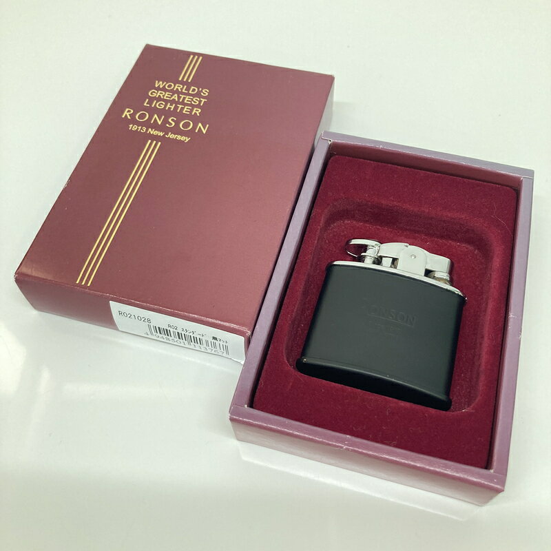 商品概要 管理番号2100200000313900 性別メンズ 状態ランクB 品質 / 内容 B.中古品につき多少の使用感がございます。 使用感があり、多少のスレや小傷、汚れ等が御座いますがご使用時に大きく目立つようなものは見られません。状態は画像にてご確認下さい。※パッケージにダメージ有。 【購入前にご確認ください】 ■あくまでも中古の買取商品となりますため、ご理解の上ご購入ください。 ■商品状態は可能な範囲で確認しておりますが、中古品の特性上、画像や説明に記載しきれない場合がございます。 　※ご不明点がございましたらお気軽にお問合せくださいませ。 ■商品によっては店頭にて同時販売している商品となり、陳列による多少のダメージが発生する場合がございます。 ■神経質な方はご購入をお控えください。 ブランドRONSON/ロンソン サイズ W約4.2cm x H約4.9cm x D約1.4cm サイズ表はこちら 色 ブラック 付属品 商品画像にある物で全てです 領収書ご希望のお客様へ当店では領収書の発行は行っておりません。予めご了承ください。 領収書につきまして詳しくは以下、URL先をご参照ください。 領収書ご希望のお客様へ 発送元店舗万代中田倉庫店