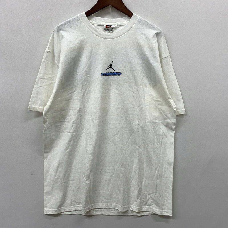 商品概要 管理番号2100080000662247 性別メンズ 状態ランクD 品質 / 内容 D.中古品につき目立った使用感・汚れ・ダメージ等がございます。 全体的に着用感があり、目立つ汚れ、スレ、毛玉等見られます。細かな汚れが多数ございます。袖から中心にかけて大きくシミ汚れがございます。状態は画像にてご確認下さい。 【購入前にご確認ください】 ■あくまでも中古の買取商品となりますため、ご理解の上ご購入ください。 ■商品状態は可能な範囲で確認しておりますが、中古品の特性上、画像や説明に記載しきれない場合がございます。 　※ご不明点がございましたらお気軽にお問合せくださいませ。 ■商品によっては店頭にて同時販売している商品となり、陳列による多少のダメージが発生する場合がございます。 ■神経質な方はご購入をお控えください。 ブランドNIKE/ナイキ サイズ 表記サイズ：L 着丈：約77.5cm 身幅：約58cm 袖丈：約25cm 肩幅：約57.5cm サイズ表はこちら 色 ホワイト 付属品 商品画像にある物で全てです 領収書ご希望のお客様へ当店では領収書の発行は行っておりません。予めご了承ください。 領収書につきまして詳しくは以下、URL先をご参照ください。 領収書ご希望のお客様へ 発送元店舗万代札幌手稲店