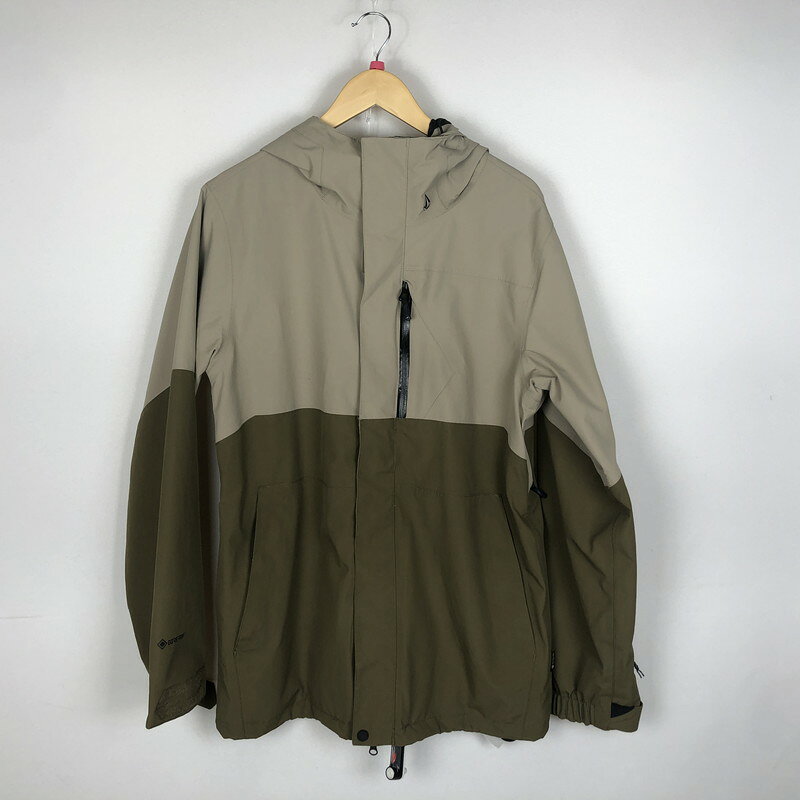 商品概要 管理番号2100080000583519 性別メンズ 状態ランクB 品質 / 内容 B.中古品につき多少の使用感がございます。 ★中古品となります。 ★本体にはキズ、汚れスレなどがございます。ご了承くださいませ。 ★画像にあるものがすべてとなります。 【購入前にご確認ください】 ■あくまでも中古の買取商品となりますため、ご理解の上ご購入ください。 ■商品状態は可能な範囲で確認しておりますが、中古品の特性上、画像や説明に記載しきれない場合がございます。 　※ご不明点がございましたらお気軽にお問合せくださいませ。 ■商品によっては店頭にて同時販売している商品となり、陳列による多少のダメージが発生する場合がございます。 ■神経質な方はご購入をお控えください。 ブランドVOLCOM/ボルコム サイズ 表記サイズ：M 着丈：約80cm 身幅：約55cm 袖丈：約83cm 肩幅：約48.5cm サイズ表はこちら 色 カーキ 付属品 商品画像にある物で全てです 領収書ご希望のお客様へ当店では領収書の発行は行っておりません。予めご了承ください。 領収書につきまして詳しくは以下、URL先をご参照ください。 領収書ご希望のお客様へ 発送元店舗万代札幌手稲店