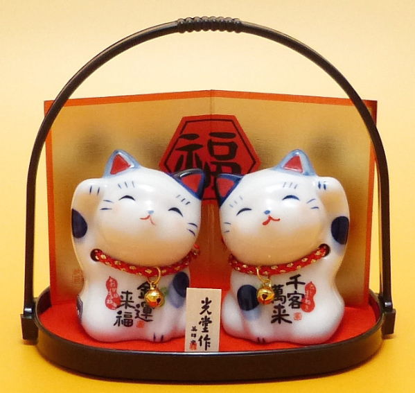 染錦ひとまねき おかねまねき猫（鈴 小手籠付き） 開店祝い サロン 居酒屋 カフェ レストラン 美容室 贈り物　 招き猫 置物 まねきねこ 開店祝い 【新商品】【まねき猫 専門店 開運グッズ ナチュラル 猫 雑貨 ネコ グッズ ねこ グッズ 風水 風水グッズ】