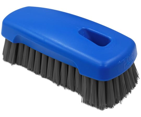 ブルー/長さ120×幅52×毛丈25/66550612・パッケージ個数:1・色:グレー・全長(mm):120・幅(mm):52・高さ(mm):45・※※事業者向け商品です※※特長 ・こだわりの持ちやすさ、コンパクトかつ滑りにくさを追求 ・抜群のフィット感と手が滑りにくい丸みを帯びた形状により、手の小さい方でも持ちやすい。 ・必要以上に力を入れることなく使用できるため、身体への負荷を軽減させます。 ・それによって、清掃がしやすくなり、洗浄力UPにつながります。 ・青色のボディにより、万が一ボディが欠けた場合でも、目視で発見がしやすい。 ・ブラシフィラメントは金属検出機対応のため、万が一ブラシが抜けた場合は検出が可能。 用途 ・まな板洗浄 ・平面洗浄 ・調理器具、機械の洗浄 仕様 ・色:グレー ・縦(mm):126 ・横(mm):54 ・厚さ(mm):45 ・耐熱温度(℃):134 ・線径(mm):0.6 ・国内初のHACCP製品認証取得ブラシです。 ・本製品認証のHACCP認証マークは食の安全に対して優れた対応能力を証明する適合マークです(HACCP International 社はコーデックス委員会が定める国際食品規格に基づき、製品の性能や原材料だけでなく、取扱説明書やマニュアル類、梱包に至るまで広い観点で審査を行い、食への安全性を証明しています)。 材質/仕上 ・PBT/鉄成分(ブラシ材質) ・PP(ブラシ台) 注意 ・事前に実際の使用環境でご確認いただくためのテストピースをご用意しております (無償)。 ・ご希望のお客様はご遠慮なく、お問い合わせください。 ・ブラシの材質がPBT又はPETの製品について、アルカリ性の洗剤をご使用される場合には、お客様の使用環境によってはブラシが脆くなる恐れがあります。 ・お客様の使用環境下で、問題ないことを確認した上で、ご使用ください。