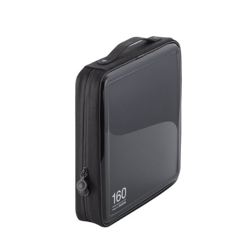 ブラック/160枚収納/CCD-H160BK・Color:ブラックSize:160枚収納PatternName:単品・パッケージ個数:1・縦にも横にも自立するスクエアデザイン・収納枚数:CDまたはDVD160枚・入り数:1・その他:自立形状、ハンドル付き・CD/DVDをスタイリッシュに収納できるCD/DVDファスナーケース■160枚のCD/DVDをスタイリッシュに収納できるCD/DVDファスナーケースです。 ■縦置きでも横置きでも自立し、本棚や机周りに収納しやすいスクエアデザインです。 ■ケースが180度開きCD/DVDが取り出しやすい、フルオープンタイプのダブルファスナーを採用しています。 ■持ち運びや棚からの取り出しに便利なハンドルが付いています。 ■丈夫なセミハードケースが、CD/DVDをしっかり保護します。 ■ケース内側のやわらかな不織布がディスクをキズから守ります。 ■CD/DVDの不意の飛び出しを防ぐストッパーが付いています。 ■歌詞カードなどのCDサイズのカードも収納可能です。※CDと歌詞カードを同じポケットに収納しないでください。 ■ホコリが入りにくい防塵構造を採用しています。 ■表面に傷が付きにくい凹型ケースです。 ■サイズ:幅292mm×奥行72mm×高さ308mm ※ファスナー突起部含まず※ハンドル含まず ■重量:600g ■材質:本体:PP・コットン、ディスク収納部:PP不織布・PPフィルム ■カラー:ブラック ■収納枚数:CDまたはDVD160枚 ■入り数:1 ■その他:自立形状、ハンドル付き