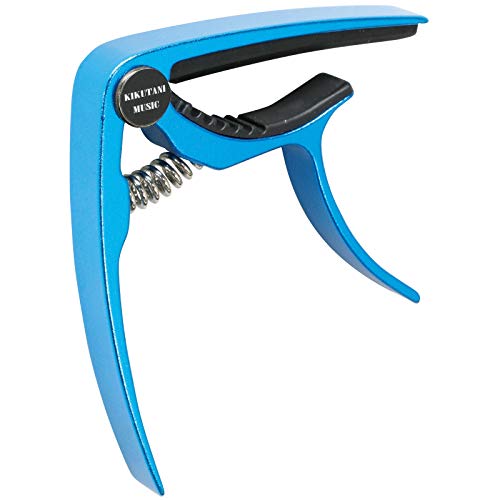 ブルー/-/GC-10 BLU・Color:ブルー・パッケージ個数:1・【高耐久性】アルミ製の本体が高い耐久性を実現。長期間の使用にも耐え、信頼性の高いパフォーマンスを提供します。・【ワンタッチ操作】簡単に取り付け・取り外しができるワンタッチデザイン。演奏中でも素早くカポ位置の変更が可能です。・【豊富なカラーバリエーション】新たにアッシュとウォルナットカラーが加わり、全7色の中からお好みのカラーをお選びいただけます。ギターのスタイルやお好みに合わせて選択できます。KIKUTANIの「GC-10」ワンタッチカポは、高い耐久性と優れた機能性を兼ね備えたカポタストです。アコースティックギターやエレキギターのどちらでも使用可能で、音楽ライフを豊かにします。